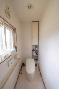 baño con aseo y ventana en Ota Building - Vacation STAY 13994, en Otaru