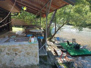 ヤイツェにあるCottage Auto Camp Vinacのギャラリーの写真 +15枚の写真