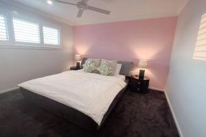 7 Aurora Ave Dunmore客房内的一张或多张床位