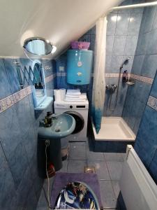 パレにあるSweet Houseの青いバスルーム(シンク、トイレ、バスタブ付)