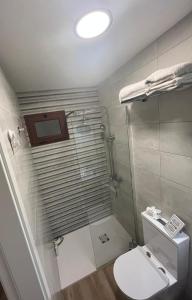 uma casa de banho com um WC e uma cabina de duche em vidro. em Loft Fontanales em Agua de Fontanales