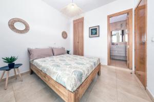 Un dormitorio con una cama y una mesa y una ventana. en Casa Costa Esmeralda Plus-Pool and Relax, en Costa Teguise 32 fotos más