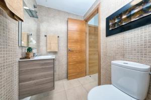 un baño con inodoro y lavabo en Casa Costa Esmeralda Plus-Pool and Relax, en Costa Teguise 29 fotos más