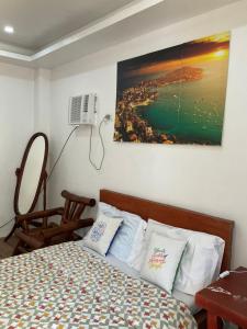 Treasure Cove Apartment في Carles: غرفة نوم بسرير وصورة على الحائط
