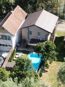 Vikendica apartments Dunav MS في Čelarevo: اطلالة جوية على منزل مع مسبح