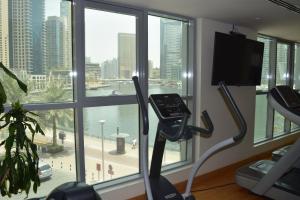 Fitness centrum a/nebo fitness zařízení v ubytování 1BR apartment, Stunning Dubai Marina view, 5 min walk to JBR beach, 30 sec walk to tram and bus stations