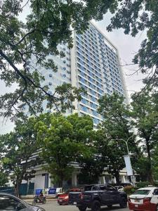 ein großes Gebäude mit davor geparkt in der Unterkunft Studio with Balcony at The Loop Tower in Cagayan de Oro