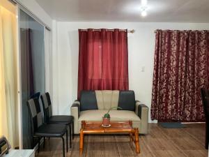 - un salon avec un canapé, des chaises et une table dans l'établissement Treasure Cove Apartment, à Carles