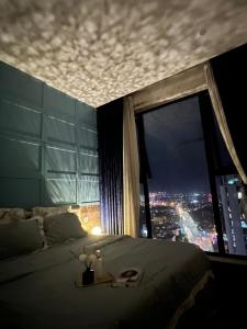 מיטה או מיטות בחדר ב-Mipec Rubik Apartment Cau Giay
