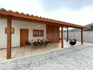 Casa con patio con mesa y sillas en Feitosa casa de madeira Meruoca, en Meruoca