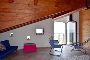 uma sala de estar com tectos em madeira e cadeiras azuis em Tenuta Santa Caterina em Agropoli