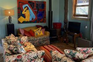 Χώρος καθιστικού στο Little House in the Nursery grounded and welcoming