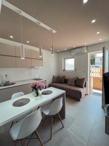 cocina y sala de estar con mesa y sillas en Mavalux apartments en Tivat