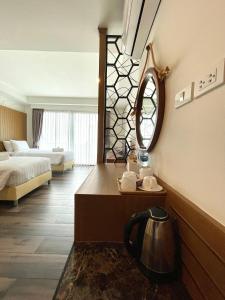 Habitación de hotel con cama y espejo en Baannalin Hometel บ้านนลิน โฮมเทล en Chiang Mai