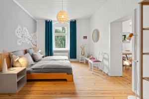 a bedroom with a bed and a desk and a window at GreatStay - Wilhelmshavenerstr. 62 in Berlin