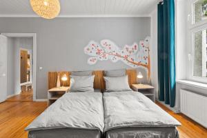 Кровать или кровати в номере TheWilhelmshavener Group Apartment, group & family friendly, 100m2, 2BR, 1 living room, huge table, ideal for 4 - 6 Guests