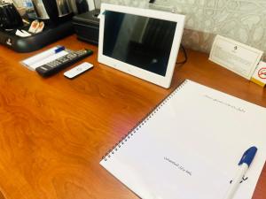 biurko z monitorem komputerowym i klawiaturą w obiekcie Nusk Al Madinah w Medynie