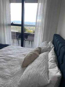 1 cama con almohada en el dormitorio en Top Floor Mountain View Luxury Rental Unit in SkyGarden Glen, en Glen Waverley