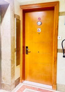 drewniane drzwi z tabliczką zakazującą palenia w obiekcie Nusk Al Madinah w Medynie