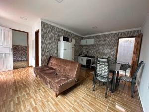 a living room with a couch and a table and a kitchen at Casa toda - Praia Barra do Sahy - Aracruz in Aracruz