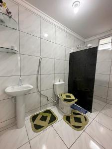 a bathroom with a toilet and a sink at Casa toda - Praia Barra do Sahy - Aracruz in Aracruz