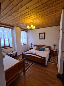 Postel nebo postele na pokoji v ubytování SANTA ROOM-OLD BAZAAR CENTER-Gjirokaster