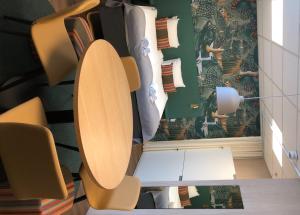 ストックホルムにあるKom Familyの椅子、テーブル、カーテン付きの部屋
