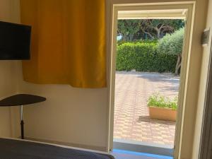 una puerta que conduce a un patio con una maceta en VILLA ADELAIDE SUITE & ROOM, en Torre a Mare