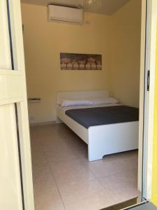 1 dormitorio pequeño con 1 cama en una habitación en VILLA ADELAIDE SUITE & ROOM, en Torre a Mare