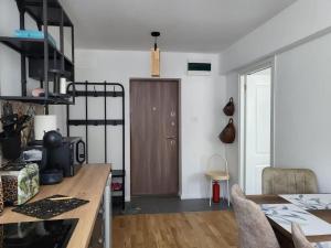 uma cozinha com uma mesa de madeira e uma porta de madeira em Concordia - apartament nou amenajat - lângã Cazino em Băile Herculane