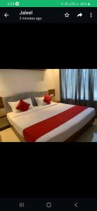 - une chambre avec un grand lit et des oreillers rouges dans l'établissement Spicy Nest Resorts & Cottages, à Vythiri