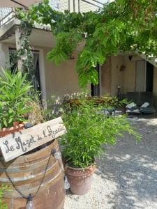 un cartello di fronte a una casa con piante di Le Mazet de l'Acacia a Beaumes-de-Venise