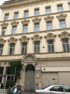 een groot gebouw met een deur ervoor bij Good Old Times Apt II in Wenen