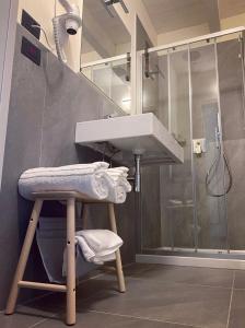 een badkamer met een wastafel en een douche bij Agriturismo I Tre Colli in Viazzano
