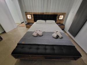 1 dormitorio con 1 cama grande y 2 almohadas en Dilion Guest House, en Dhílesi