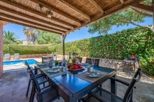 Ideal Property Mallorca - Son Frau في ماناكور: طاولة عليها فاكهة تحت البرغولية