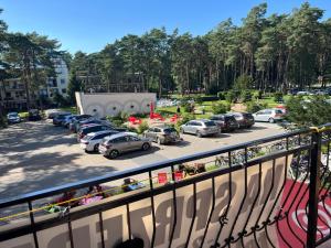 una vista aérea de un aparcamiento con coches aparcados en Amber Blue Mare, en Łukęcin