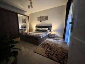 um quarto com uma cama e uma grande janela em Madinaty Kian Al Deafah , New Cairo مدينتي em Madinaty