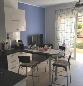 een keuken met een tafel en stoelen in een kamer bij Trilocale moderno e centrale a Los Cristianos in Los Cristianos