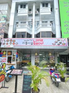 un edificio con motocicletas estacionadas frente a él en Little Seoul, en Chiang Mai