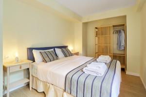 1 dormitorio con 1 cama con toallas en Casa Ola, en Salou