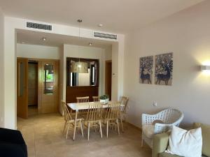 - une salle à manger et un salon avec une table et des chaises dans l'établissement Quite & relaxing private apartment for 2-6 pers - Golf & Pool resort - Murcia, à Murcie