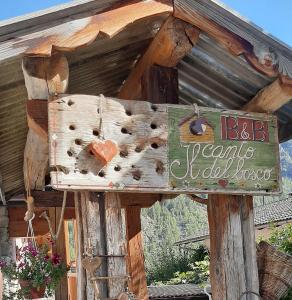 ein Schild für eine Bar mit einem Schild für eine romantische Hochzeit in der Unterkunft Il canto del bosco in Valpelline