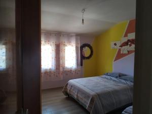 1 dormitorio con cama y ventana en Appartamento in Garfagnana, en Castelnuovo di Garfagnana