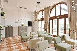 - une salle d'attente avec des chaises et une table dans l'établissement Maison Boutique Al Redentore, à Venise