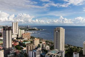 マニラにあるPacific Bay Grand Suitesの市街と海の空の景色