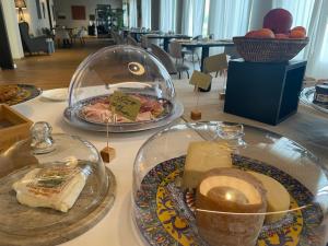 una mesa con tres platos de comida. en ICOLLIROSSI Agriturismo en Monforte dʼAlba