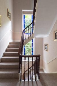 Una escalera en una casa con ventana en Highcliffe House en Lynton