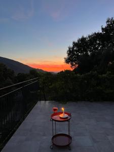 einen Tisch mit einer Kerze auf einer Terrasse in der Unterkunft La Rosa di Tempalta in Albanella
