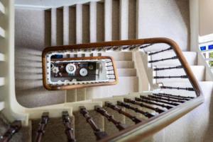 un primer plano de un teclado en una habitación en Highcliffe House, en Lynton